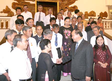 ឧបនាយករដ្ឋមន្ត្រី Nguyen Xuan Phuc ទទួលជួបសន្ទនាជាមួយគណៈប្រតិភូអ្នកមានគុណូបការៈ ខេត្ត Quang Nam